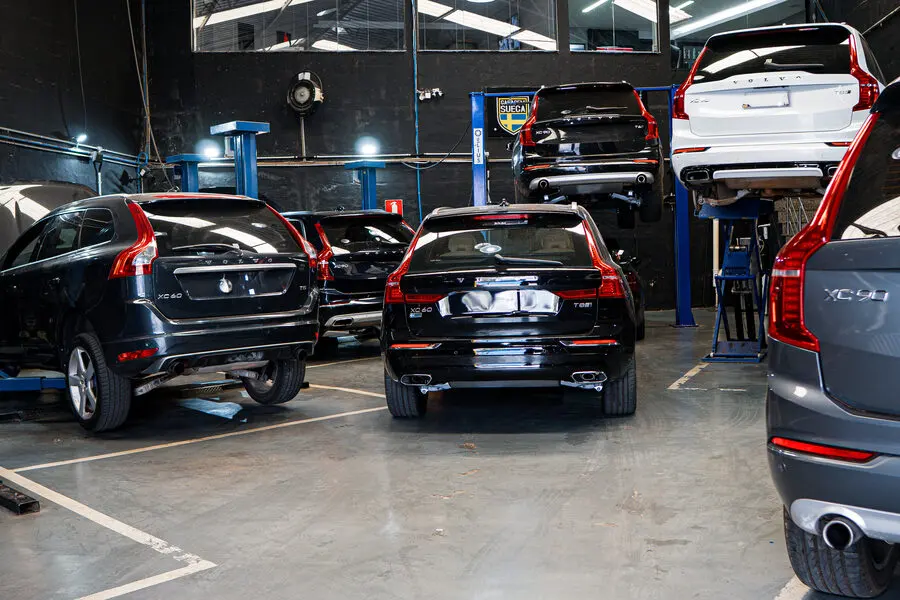 Boxes da Garagem Sueca com vários Volvo em manutenção simultânea