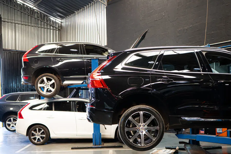 Volvo XC60 suspenso no elevador da Garagem Sueca