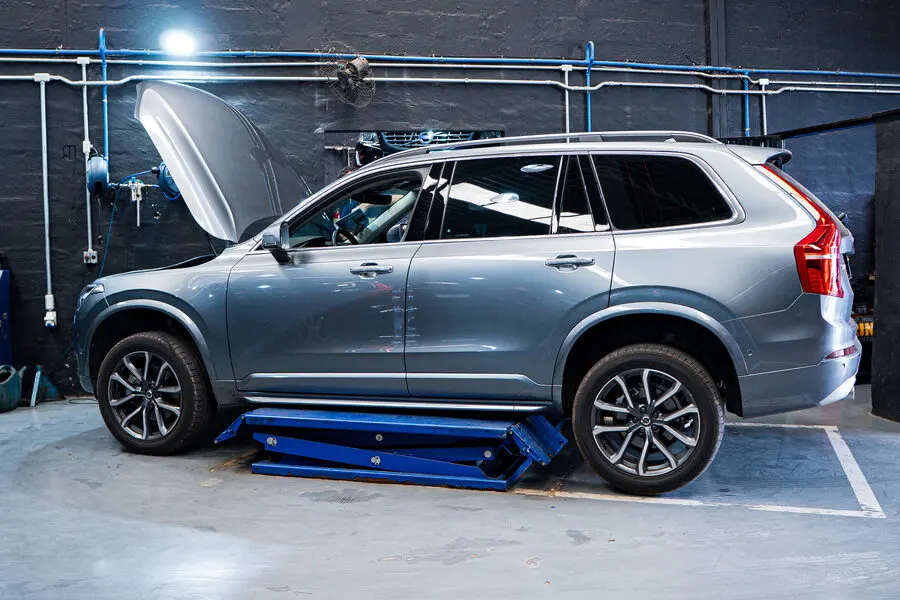 Volvo XC90 em manutenção na Garagem Sueca