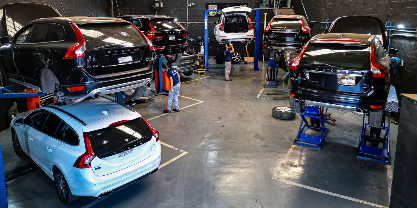 Interior da Garagem Sueca em Belo Horizonte com sete Volvo em manutenção nos elevadores